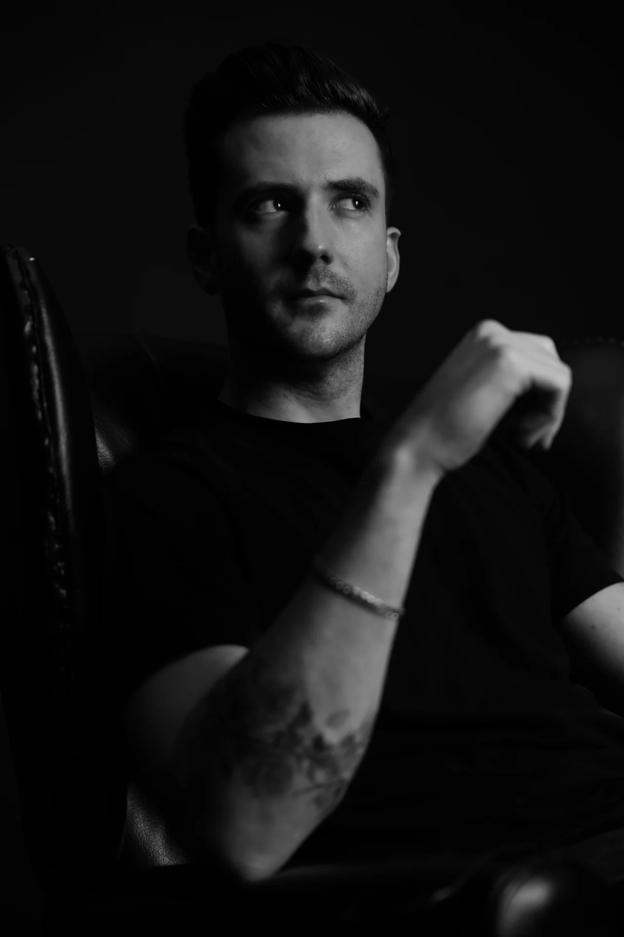 musician, artist press shot, personal brand, lifestyle, portfolio headshot, dark mood, artistic shot