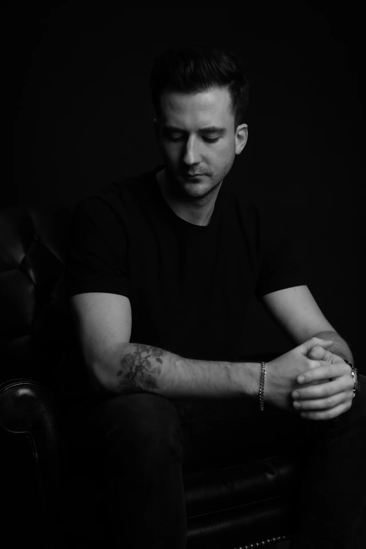 musician, artist press shot, personal brand, lifestyle, portfolio headshot, dark mood, artistic shot